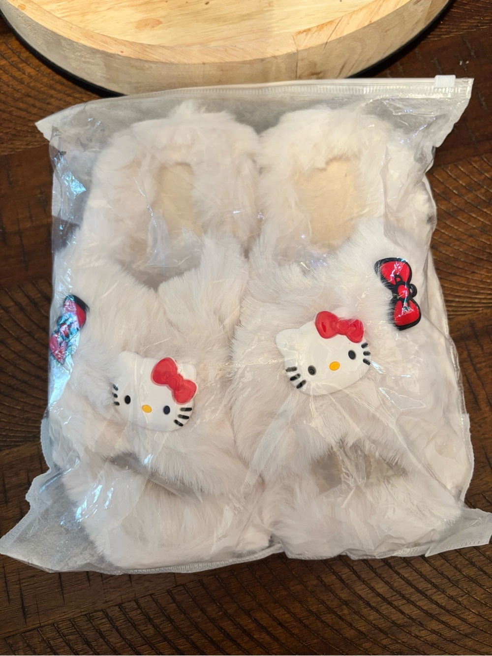 Women’s HK Slippers Size L